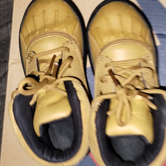 Shoes - Picture 5 of 8